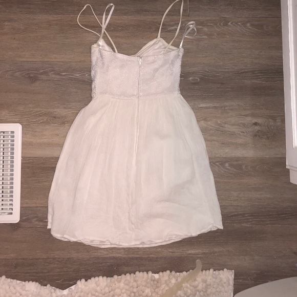 White dress - Picture 3 of 3